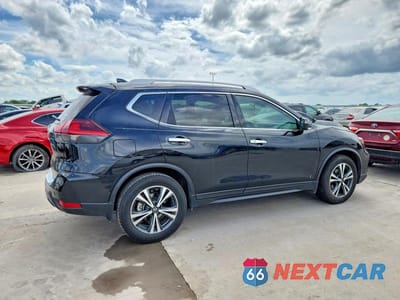 Trzecie zdjęcie samochodu z tyłu: 2019 NISSAN ROGUE SV VIN:5N1AT2MT5KC701562 - miniatura