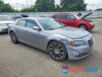 Czwarte zdjęcie samochodu z boku: 2013 CHRYSLER 300 S VIN:2C3CCABG2DH711676 - miniatura