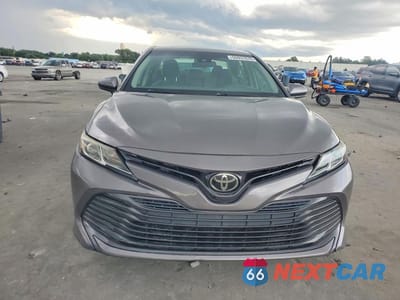 Piąte zdjęcie samochodu w środku: 2018 TOYOTA CAMRY LE VIN:4T1B11HK4JU141399 - miniatura
