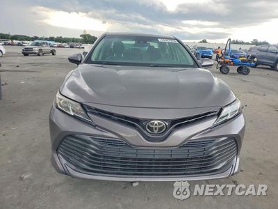 Piąte zdjęcie samochodu w środku: 2018 TOYOTA CAMRY LE VIN:4T1B11HK4JU141399 - miniatura