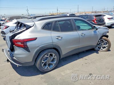 Trzecie zdjęcie samochodu z tyłu: 2025 CHEVROLET TRAX 1LT VIN:KL77LHEP1SC036840 - miniatura