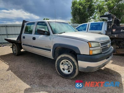 Czwarte zdjęcie samochodu z boku: 2005 CHEVROLET SILVERADO K2500 HEAVY DUTY VIN:1GCHK23215F960020 - miniatura