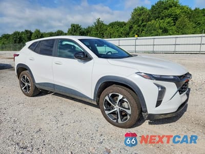 Czwarte zdjęcie samochodu z boku: 2024 CHEVROLET TRAX 1RS VIN:KL77LGE27RC067356 - miniatura