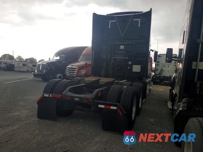 Czwarte zdjęcie samochodu z boku: 2020 VOLVO VNL SEMI TRUCK VIN:4V4NC9EH8LN259444 - miniatura
