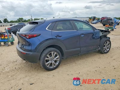 Trzecie zdjęcie samochodu z tyłu: 2022 MAZDA CX-30 PREFERRED VIN:3MVDMBCLXNM450524 - miniatura