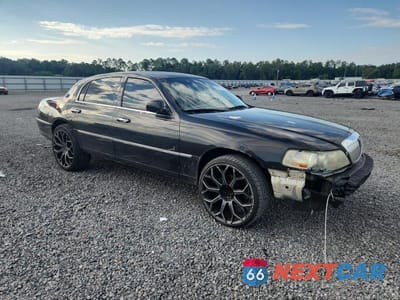 Czwarte zdjęcie samochodu z boku: 2003 LINCOLN TOWN CAR CARTIER VIN:1LNHM83W43Y643197 - miniatura