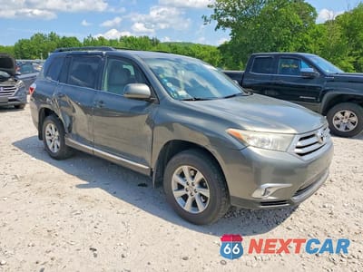 Czwarte zdjęcie samochodu z boku: 2012 TOYOTA HIGHLANDER SE VIN:5TDBK3EH2CS101206 - miniatura