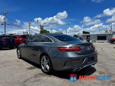 Trzecie zdjęcie samochodu z tyłu: 2018 MERCEDES-BENZ E 400 VIN:WDD1J6FBXJF010617 - miniatura