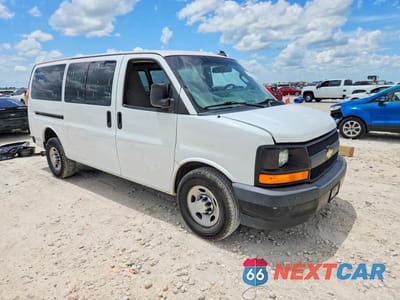 Czwarte zdjęcie samochodu z boku: 2017 CHEVROLET EXPRESS G2500 VIN:1GCWGAFF3H1272538 - miniatura