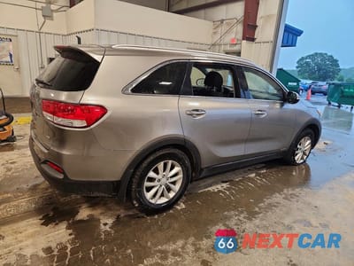 Trzecie zdjęcie samochodu z tyłu: 2018 KIA SORENTO LX VIN:5XYPGDA36JG432050 - miniatura