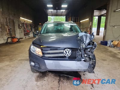 Piąte zdjęcie samochodu w środku: 2014 VOLKSWAGEN TIGUAN S VIN:WVGAV3AX4EW616514 - miniatura