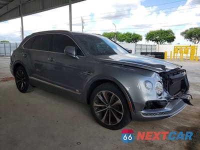 Czwarte zdjęcie samochodu z boku: 2018 BENTLEY BENTAYGA VIN:SJAAC2ZV6JC017814 - miniatura