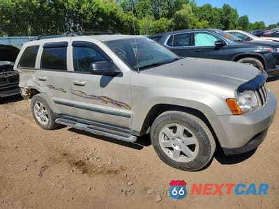 Czwarte zdjęcie samochodu z boku: 2009 JEEP GRAND CHEROKEE LAREDO VIN:1J8HR48P49C553398 - miniatura