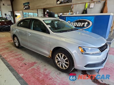 Czwarte zdjęcie samochodu z boku: 2014 VOLKSWAGEN JETTA SE VIN:3VWB17AJ8EM376081 - miniatura