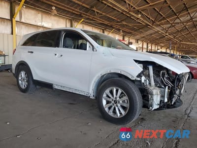 Czwarte zdjęcie samochodu z boku: 2019 KIA SORENTO LX V6 VIN:5XYPG4A56KG443214 - miniatura