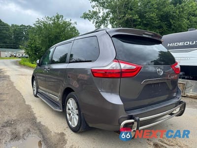 Trzecie zdjęcie samochodu z tyłu: 2017 TOYOTA SIENNA XLE 7-PASSENGER VIN:5TDDZ3DC2HS167093 - miniatura