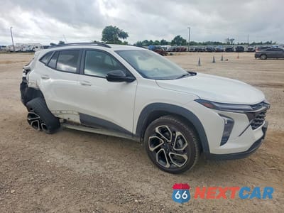 Czwarte zdjęcie samochodu z boku: 2024 CHEVROLET TRAX 2RS VIN:KL77LJE22RC213868 - miniatura