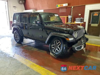 Czwarte zdjęcie samochodu z boku: 2025 JEEP WRANGLER SAHARA VIN:1C4PJXEN1SW529255 - miniatura