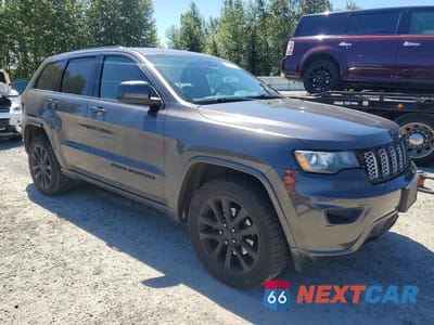 Czwarte zdjęcie samochodu z boku: 2017 JEEP GRAND CHEROKEE LAREDO VIN:1C4RJFAG2HC714550 - miniatura
