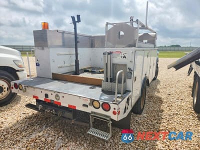 Czwarte zdjęcie samochodu z boku: 2013 FORD F450 BUCKET TRUCK VIN:1FDUF4GY5DEA87434 - miniatura