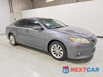 Czwarte zdjęcie samochodu z boku: 2013 LEXUS ES 300H VIN:JTHBW1GGXD2004601 - miniatura