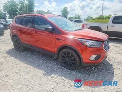 Czwarte zdjęcie samochodu z boku: 2019 FORD ESCAPE SE VIN:1FMCU9GD1KUA51688 - miniatura