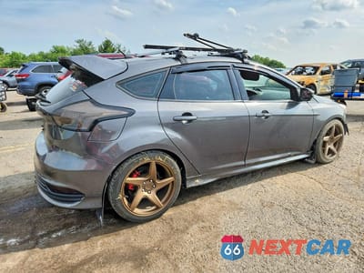 Trzecie zdjęcie samochodu z tyłu: 2016 FORD FOCUS ST VIN:1FADP3L97GL206942 - miniatura