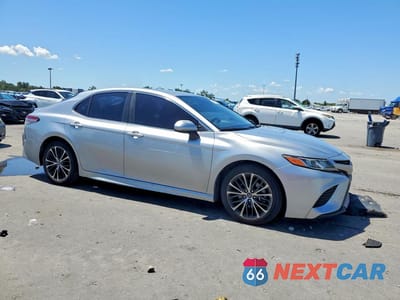 Czwarte zdjęcie samochodu z boku: 2018 TOYOTA CAMRY SE VIN:4T1B11HKXJU029254 - miniatura