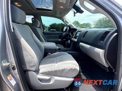 Piąte zdjęcie samochodu w środku: 2019 TOYOTA SEQUOIA SR5 VIN:5TDZY5G11KS073244 - miniatura