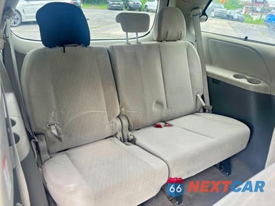 Zdjęcie 10 z 11 samochodu: 2018 TOYOTA SIENNA LE VIN:5TDKZ3DC7JS903233 - miniatura