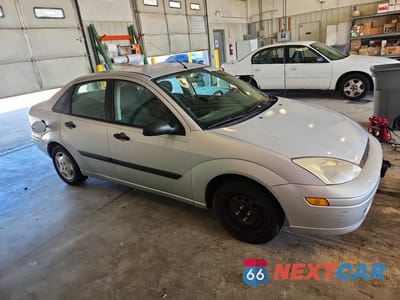 Czwarte zdjęcie samochodu z boku: 2000 FORD FOCUS LX VIN:1FAFP33P1YW346931 - miniatura