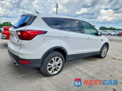 Trzecie zdjęcie samochodu z tyłu: 2019 FORD ESCAPE SE VIN:1FMCU0GD7KUB58613 - miniatura