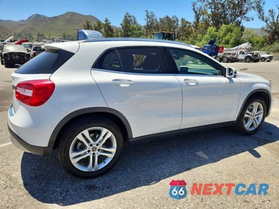 Trzecie zdjęcie samochodu z tyłu: 2020 MERCEDES-BENZ GLA 250 VIN:WDCTG4EB4LJ667642 - miniatura