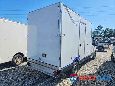 Trzecie zdjęcie samochodu z tyłu: 2022 FORD TRANSIT DELIVERY TRUCK VIN:1FDBW5Z84NKA01592 - miniatura