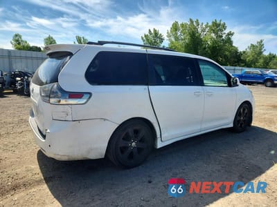 Trzecie zdjęcie samochodu z tyłu: 2011 TOYOTA SIENNA SPORT VIN:5TDXK3DC8BS147052 - miniatura