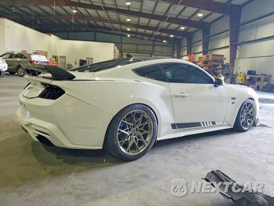 Trzecie zdjęcie samochodu z tyłu: 2024 FORD MUSTANG GT VIN:1FA6P8CF0R5416706 - miniatura