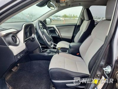 Zdjęcie 7 z 13 samochodu: 2018 TOYOTA RAV4 XLE VIN:JTMRFREV1JD226461 - miniatura