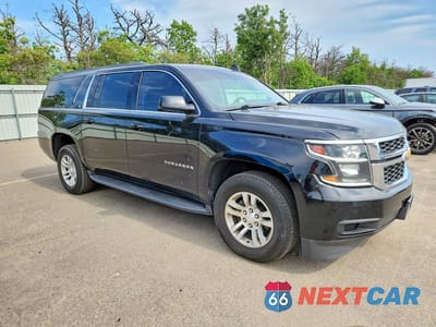 Czwarte zdjęcie samochodu z boku: 2018 CHEVROLET SUBURBAN VIN:1GNSKHKC4JR238611 - miniatura