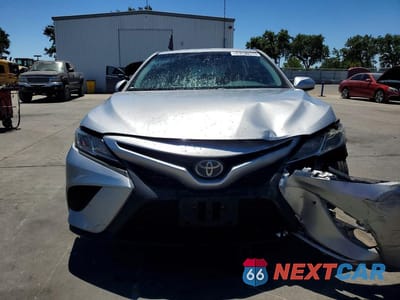 Piąte zdjęcie samochodu w środku: 2018 TOYOTA CAMRY SE VIN:4T1B11HK0JU103619 - miniatura
