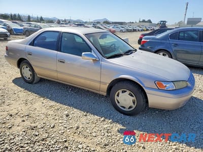 Czwarte zdjęcie samochodu z boku: 1999 TOYOTA CAMRY CE VIN:4T1BG22K0XU444959 - miniatura