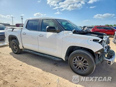 Czwarte zdjęcie samochodu z boku: 2024 TOYOTA TUNDRA SR5 VIN:5TFLA5AB7RX040538 - miniatura