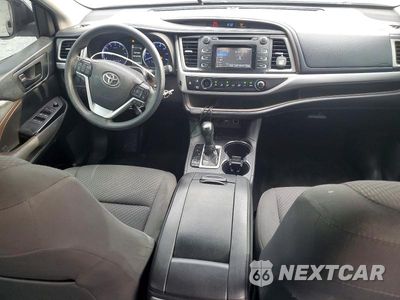 Zdjęcie 8 z 13 samochodu: 2019 TOYOTA HIGHLANDER LE VIN:5TDZARFH8KS042082 - miniatura