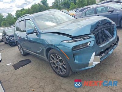 Czwarte zdjęcie samochodu z boku: 2025 BMW X7 XDRIVE40I VIN:5UX23EM02S9Z31149 - miniatura