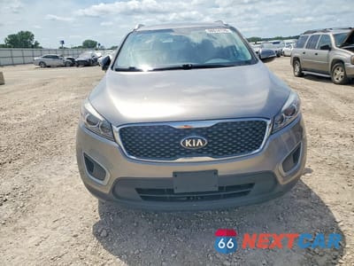 Piąte zdjęcie samochodu w środku: 2017 KIA SORENTO LX V6 VIN:5XYPGDA56HG209132 - miniatura