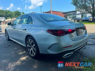 Trzecie zdjęcie samochodu z tyłu: 2025 MERCEDES-BENZ E 350 4MATIC VIN:W1KLF4HB4SA109122 - miniatura