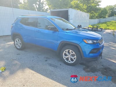 Czwarte zdjęcie samochodu z boku: 2024 JEEP COMPASS LATITUDE VIN:3C4NJDBN8RT122575 - miniatura