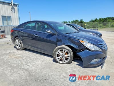 Czwarte zdjęcie samochodu z boku: 2011 HYUNDAI SONATA LIMITED VIN:5NPEC4AC2BH041474 - miniatura