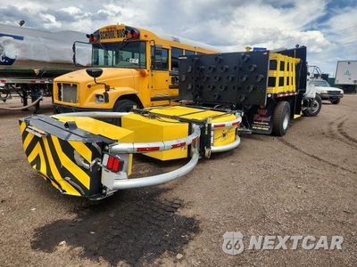Czwarte zdjęcie samochodu z boku: 2001 GMC C7 FLATBED TRUCK TRUCK WITH CRASH ATTENUATOR VIN:1GDM7D1CX1J514068 - miniatura