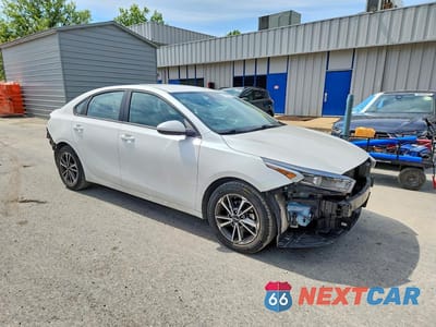 Czwarte zdjęcie samochodu z boku: 2023 KIA FORTE LXS VIN:3KPF24AD1PE589042 - miniatura