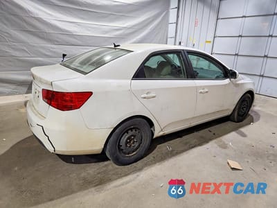 Trzecie zdjęcie samochodu z tyłu: 2011 KIA FORTE LX VIN:KNAFT4A28B5382936 - miniatura